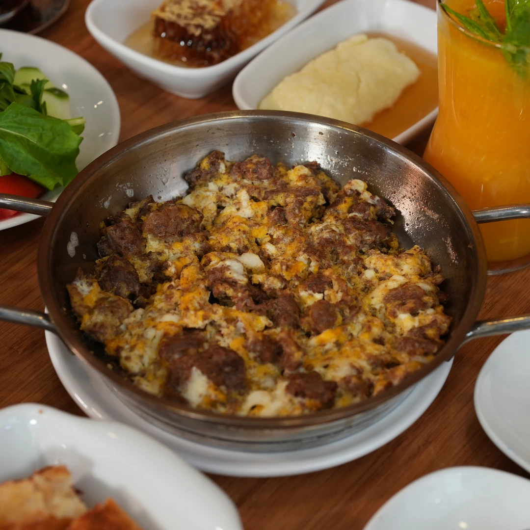 Eggs with Roasted Meat
